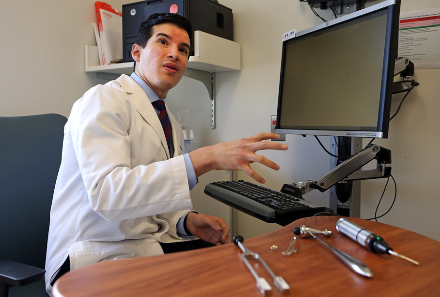 Joel Salinas, mjeku që mund të ndiejë dhimbjen e njerëzve të tjerë (FOTO)